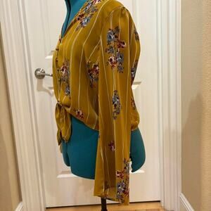 Womens Size L Floral Stripes Yellow Button Up Shirt